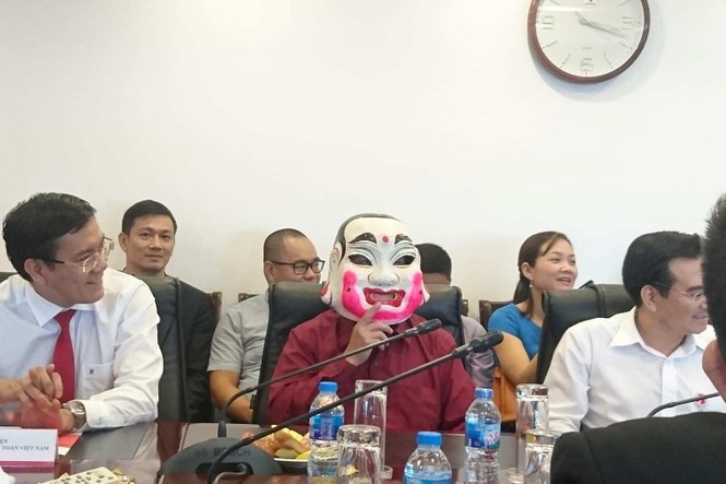 Người đàn ông che mặt khi nhận hơn 300 tỷ đồng của Vietlott - ảnh 2