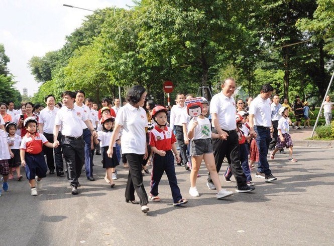 Đi bộ kêu gọi đội mũ bảo hiểm cho trẻ em - ảnh 1