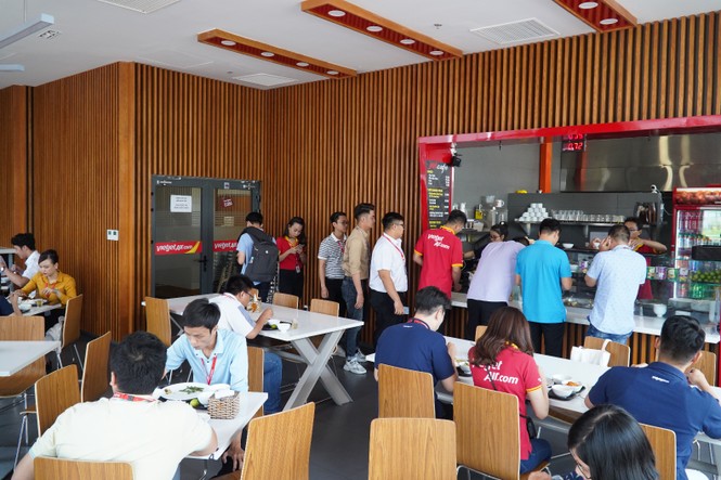 Thí sinh Hoa hậu Hoàn vũ khám phá học viện hàng không Vietjet - ảnh 13