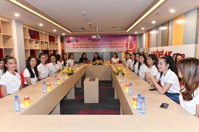 Thí sinh Hoa hậu Hoàn vũ khám phá học viện hàng không Vietjet - ảnh 14