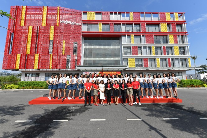Thí sinh Hoa hậu Hoàn vũ khám phá học viện hàng không Vietjet - ảnh 1