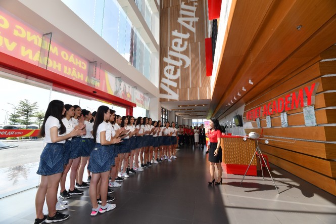 Thí sinh Hoa hậu Hoàn vũ khám phá học viện hàng không Vietjet - ảnh 3