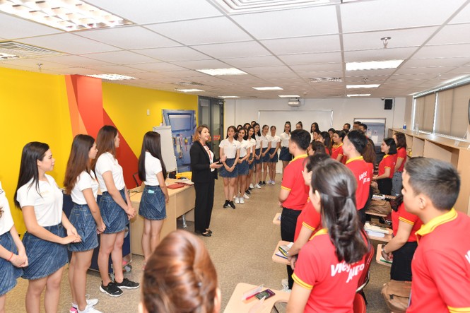 Thí sinh Hoa hậu Hoàn vũ khám phá học viện hàng không Vietjet - ảnh 5