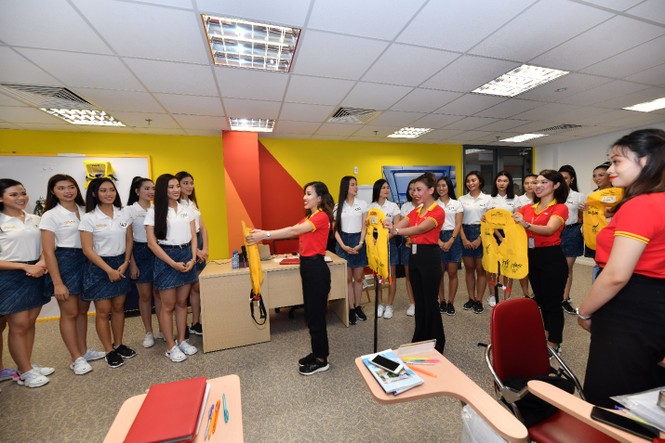Thí sinh Hoa hậu Hoàn vũ khám phá học viện hàng không Vietjet - ảnh 6