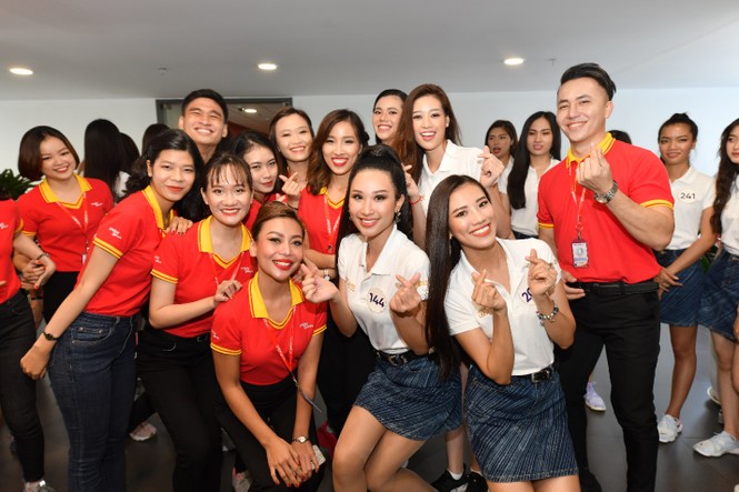 Thí sinh Hoa hậu Hoàn vũ khám phá học viện hàng không Vietjet - ảnh 9