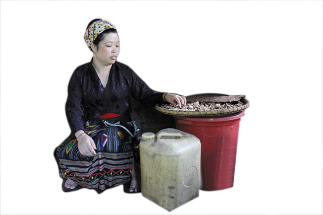 Cụ Lo Văn Bằng nhớ về bản cũ. Ảnh: H.H