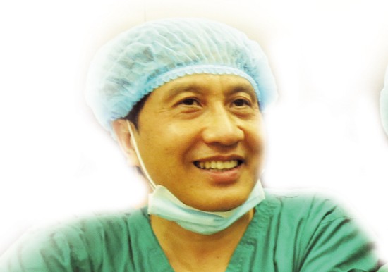 Các bác sỹ vận chuyển thùng chở tạng tại sân bay Tân Sơn Nhất. Ảnh: H.P