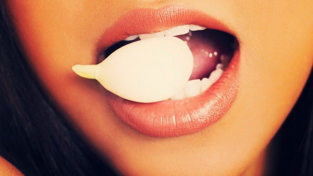 Súc miệng bằng nước muối giúp giảm đau cổ họng và chống nhiễm trùng.