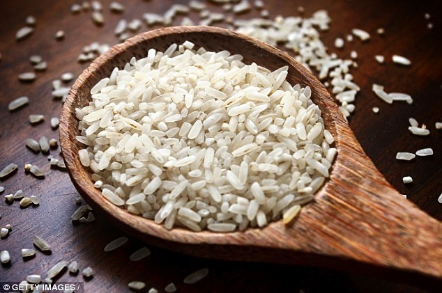 Thuốc sâu và ô nhiễm môi trường là nguyên nhân khiến gạo chứa khá nhiều chất độc hóa học, đặc biệt là asen. Ảnh: Getty Images. Giáo sư Andy Meharg, chuyên gia hàng đầu về ô nhiễm gạo thuộc Đại học Queens Belfast, tiến hành kiểm tra nồng độ hóa học sau khi nấu cơm theo nhiều cách khác nhau. Ông nhận thấy việc ngâm gạo qua đêm giúp loại bỏ hết các độc tố hóa học. Cơ quan Tiêu chuẩn thực phẩm châu Âu cảnh báo gạo có nồng độ asen vô cơ cao hơn 10 lần so với các loại thực phẩm khác. Vì vậy, những người tiêu thụ quá nhiều cơm có khả năng phơi nhiễm asen rất cao. Người tiếp xúc với asen vô cơ trong thời gian dài gây ảnh hưởng nghiêm trọng đến sức khỏe như bệnh tim, tiểu đường và tổn thương hệ thần kinh. Đáng lo ngại nhất là nguy cơ mắc bệnh ung thư phổi và bàng quang. Giáo sư Meharg từng chỉ ra rằng nấu cơm bằng vật dụng tương tự như chõ đồ xôi sẽ loại bỏ được asen có trong gạo, nó cho phép nước hấp hơi qua gạo. Nhờ đó, quá trình này có thể loại bỏ 57% asen vô cơ với tỷ lệ 12 phần nước/1 phần gạo. Thậm chí, một số trường hợp có thể giảm 85% hàm lượng asen vô cơ. Theo Zing