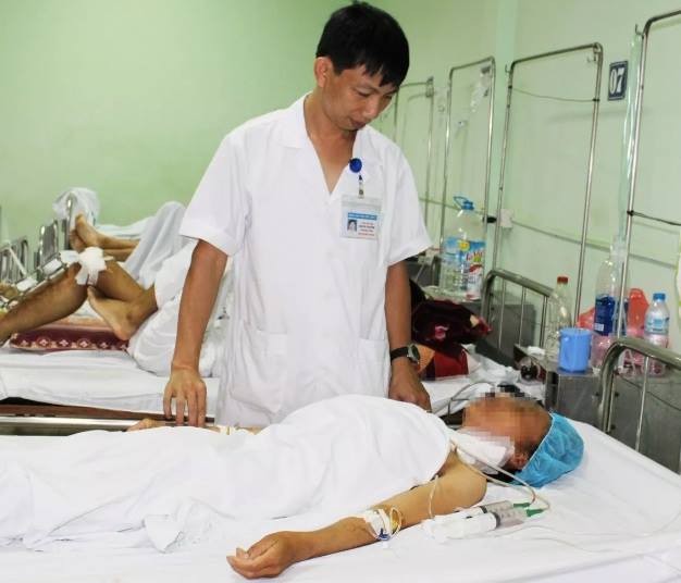Cứu sống bệnh nhân nguy kịch vì vỡ khối u vùng cổ - ảnh 1