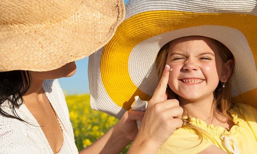 Cháy da, cả người đỏ như tôm luộc vì bỏng nắng - ảnh 1