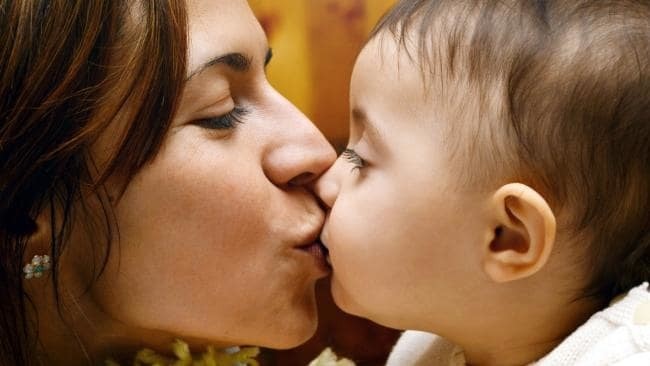 Cha mẹ chết lặng vì 'truyền' cả bệnh lậu, viêm gan cho con qua hành động này - ảnh 1
