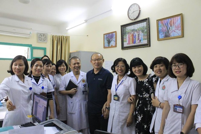 Trở lại Việt Nam sau kỳ nghỉ Tết, thầy Park bất ngờ đi khám sức khỏe - ảnh 1