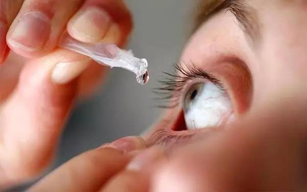 Nam sinh 16 tuổi ở Hải Dương bị mù vì tự nhỏ thuốc điều trị mắt - ảnh 1