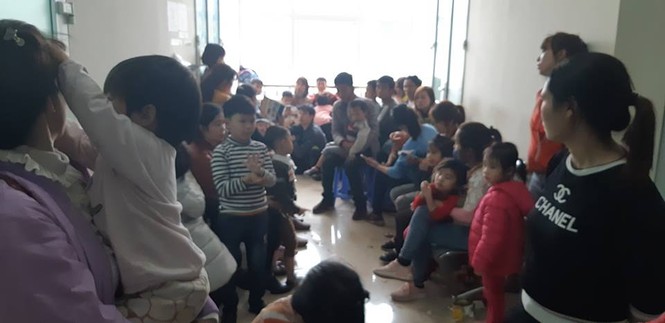3 giờ sáng dân Bắc Ninh xếp hàng trong mưa rét chờ xét nghiệm sán lợn - ảnh 4