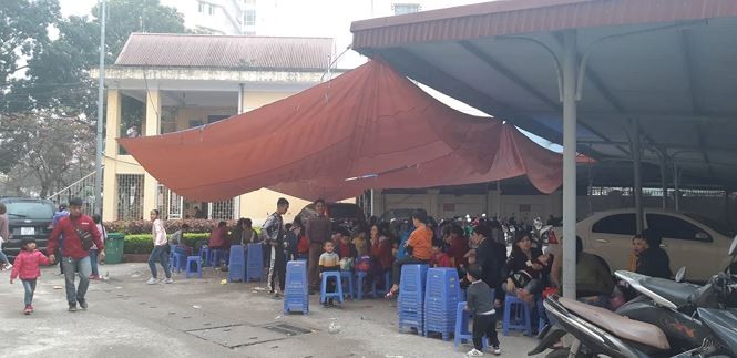 3 giờ sáng dân Bắc Ninh xếp hàng trong mưa rét chờ xét nghiệm sán lợn - ảnh 7