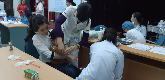 3 giờ sáng dân Bắc Ninh xếp hàng trong mưa rét chờ xét nghiệm sán lợn - ảnh 5
