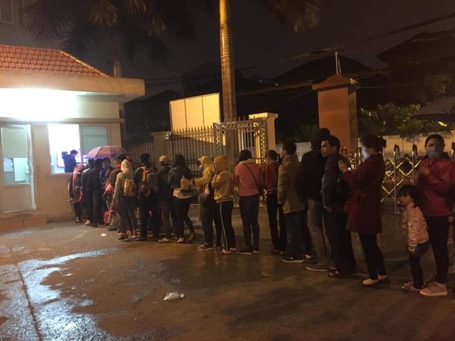 3 giờ sáng dân Bắc Ninh xếp hàng trong mưa rét chờ xét nghiệm sán lợn - ảnh 2