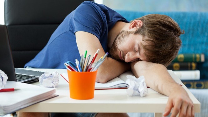 Biết hậu quả khủng khiếp này, không bao giờ dám 'tranh thủ' ngủ gục trên bàn - ảnh 2