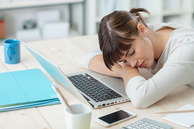 Biết hậu quả khủng khiếp này, không bao giờ dám 'tranh thủ' ngủ gục trên bàn - ảnh 1