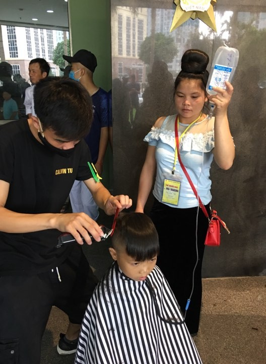Áo choàng hứng tóc rớt hỗ trợ khi cắt tóc  Shopee Việt Nam