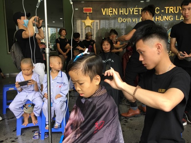 Rớt nước mắt bệnh nhi tay cắm dịch truyền, đầu trọc lóc chờ cắt tóc - ảnh 4