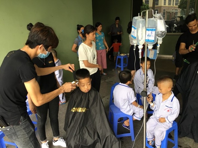 Rớt nước mắt bệnh nhi tay cắm dịch truyền, đầu trọc lóc chờ cắt tóc - ảnh 5