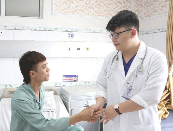 Thanh niên 18 tuổi bị đinh dài 7 cm 'du lịch' từ vai xuống tận phổi - ảnh 2