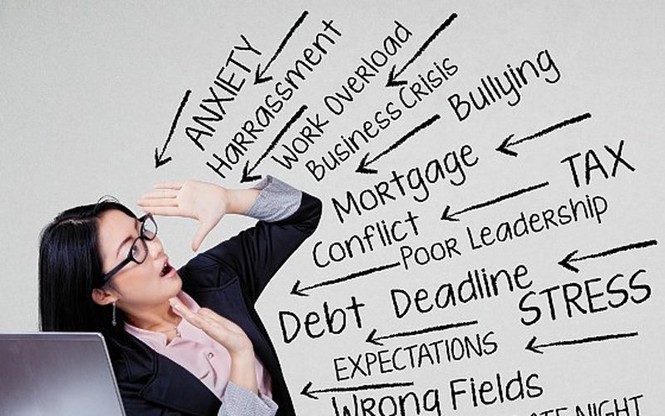 Nhiều người trẻ đột quỵ vì 'ôm' máy tính, điện thoại suốt ngày - ảnh 1
