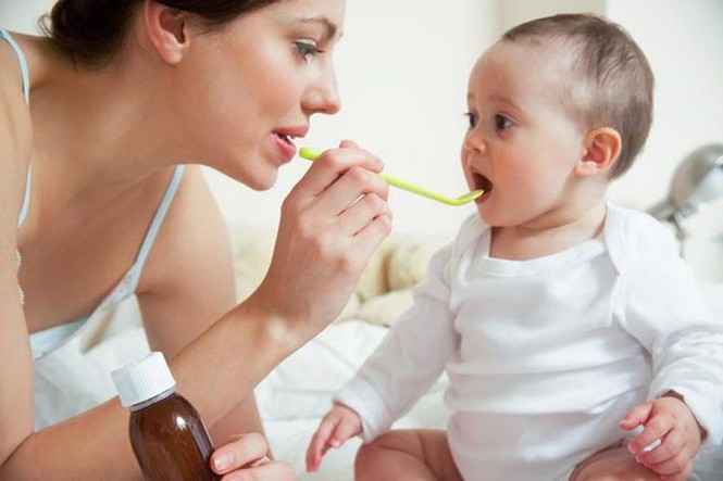 Cha mẹ làm những việc này khi trẻ sốt có thể khiến con mất mạng - ảnh 1