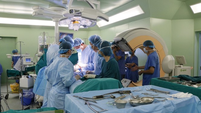 3 bệnh nhân đầu tiên ở Việt Nam được mổ vẹo cột sống bằng kỹ thuật mới - ảnh 1