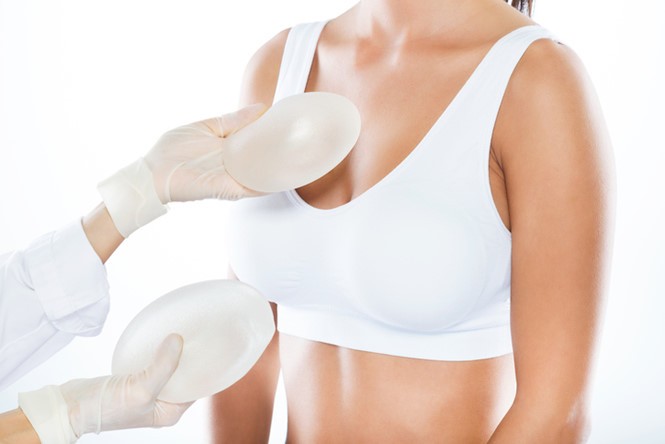 Quý bà Hà Nội ngực phồng như quả bóng, suýt vỡ vì tiêm filer - ảnh 1