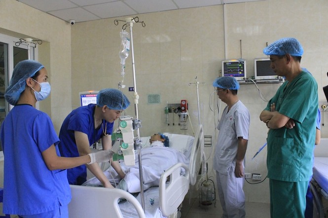 Giành chỗ đỗ xe, nam thanh niên bị đâm đứt rời động mạch cổ - ảnh 1