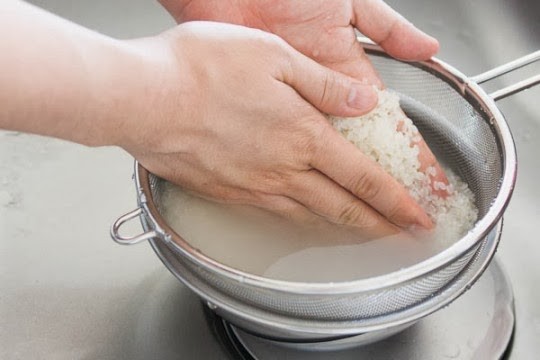 Nấu cơm kiểu này vừa mất hết chất, vừa rước đủ bệnh vào người - ảnh 1