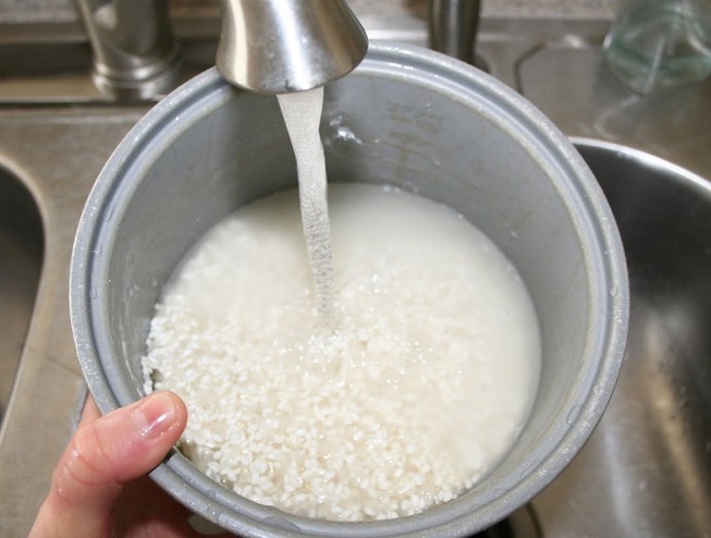 Sai lầm khi nấu cơm vừa mất hết chất, vừa rước đủ bệnh vào người - ảnh 2