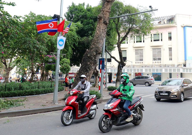 500 quốc kỳ Việt Nam - Mỹ - Triều Tiên trang hoàng Thủ Đô - ảnh 1