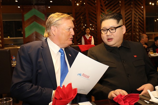 Bản sao Donald Trump và Kim Jong Un cùng nhau dùng bữa tối tại Hà Nội - ảnh 1