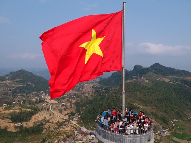 Dòng người nườm nượp lên cột cờ Lũng Cú dịp lễ 30/4-1/5 - ảnh 6