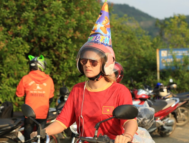 Dòng người nườm nượp lên cột cờ Lũng Cú dịp lễ 30/4-1/5 - ảnh 2