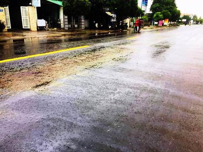 Vệt loang tựa dầu kỳ lạ dài hàng cây số trên Quốc lộ vừa thảm nhựa - ảnh 2