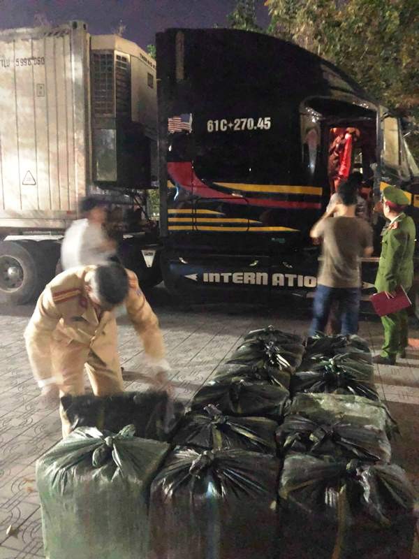 Phát hiện một lượng 'khủng' thuốc lá lậu trên xe đầu kéo - ảnh 1