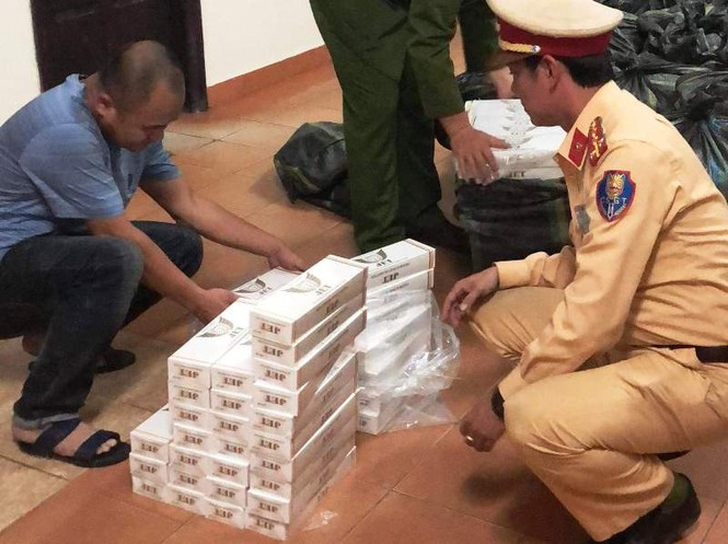 Phát hiện một lượng 'khủng' thuốc lá lậu trên xe đầu kéo - ảnh 3