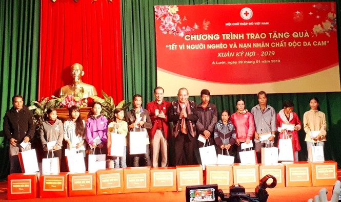Phó Thủ tướng Trương Hòa Bình tặng quà Tết huyện biên giới A Lưới - ảnh 1