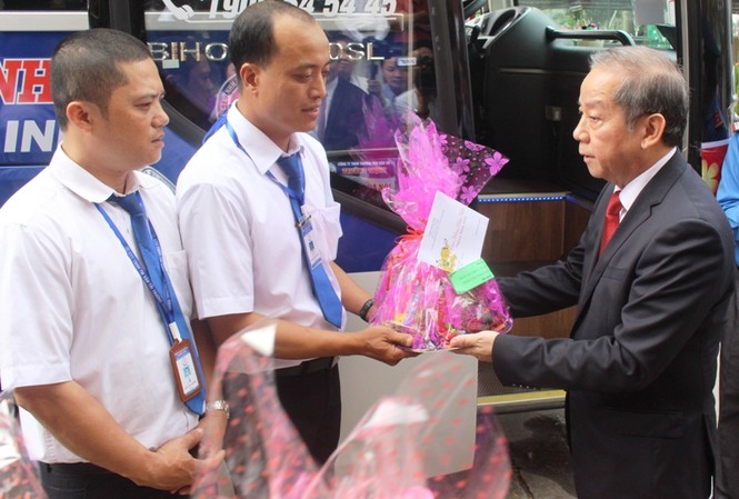 Chủ tịch tỉnh TT-Huế tặng quà, tiễn hành khách về quê vui Tết - ảnh 2