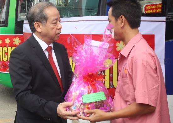 Chủ tịch tỉnh TT-Huế tặng quà, tiễn hành khách về quê vui Tết - ảnh 3