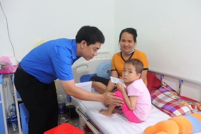 Quà ấm ân tình dành cho công nhân, bệnh nhi chiều cuối năm - ảnh 2