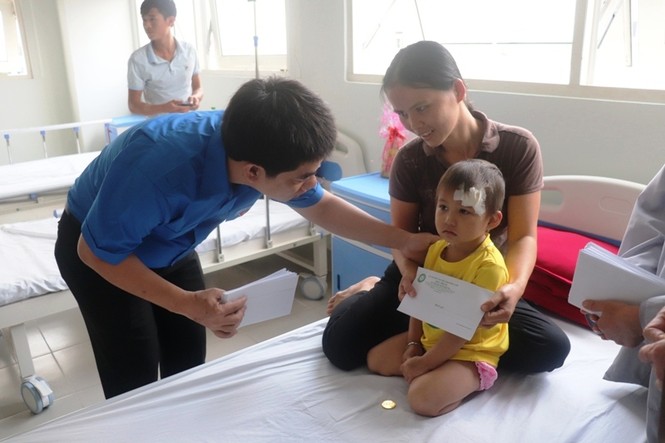 Quà ấm ân tình dành cho công nhân, bệnh nhi chiều cuối năm - ảnh 3