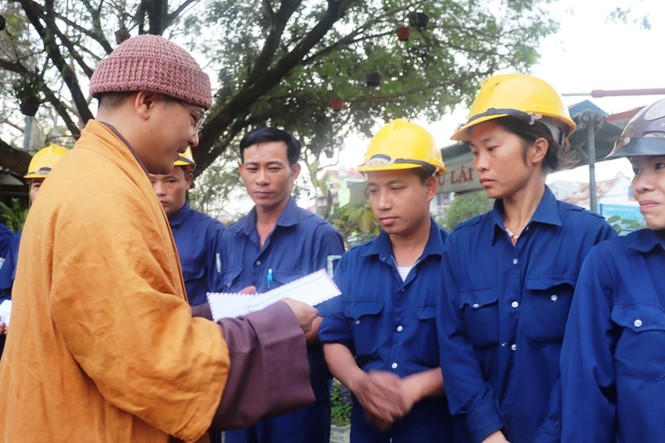 Quà ấm ân tình dành cho công nhân, bệnh nhi chiều cuối năm - ảnh 1