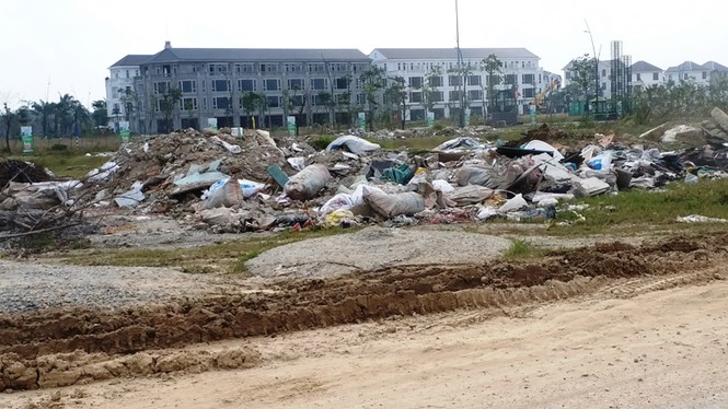 Trưa 30 Tết, rác bít kín đường phố Huế không ai buồn dọn - ảnh 1