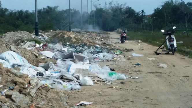 Trưa 30 Tết, rác bít kín đường phố Huế không ai buồn dọn - ảnh 2